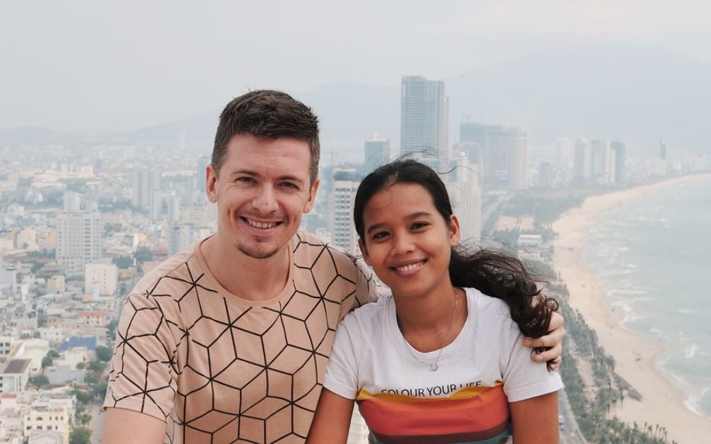 S-a &icirc;ndrăgostit de o filipineză și a renunțat la viața de oraș. Cum i s-a schimbat viața unui cameraman c&acirc;nd s-a mutat &icirc;n junglă